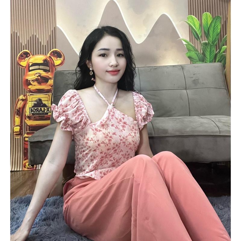 Bộ lụa mango tay nhún cổ yếm, có mút. Mặc đc 2 kiểu bẹt vai và bình thường ạ. Quần có túi xịn xò , vải ko nhăn. Fom áo lửng dạng croptop ạ