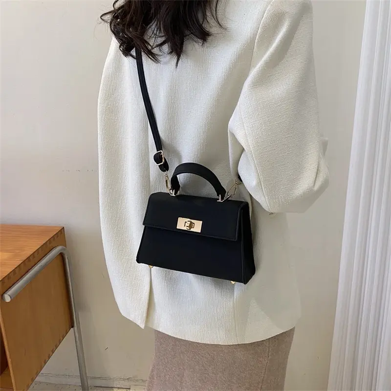 02-Túi Xách đeo chéo QC chất liệu da bò phong cách trẻ trung năng động. 4