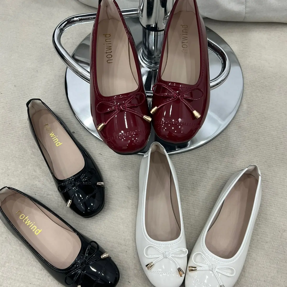 ( SALE )Giày búp bê đế bằng mũi tròn da bóng đính nơ chuông ba màu đỏ đen trắng TN22