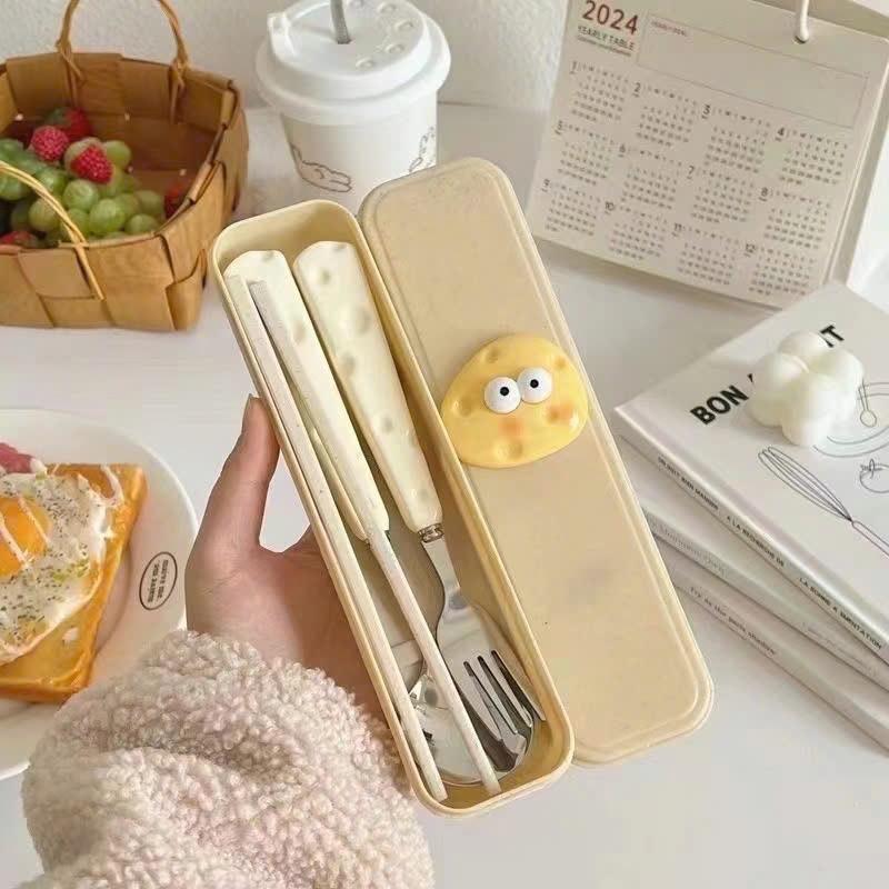 Bộ 3 Món Đũa Lúa Mì, Thìa Dĩa Inox 410 Cao Cấp Chống Gỉ Cán Cầm Hoạ Tiết Phô Mai Dễ Thương 3