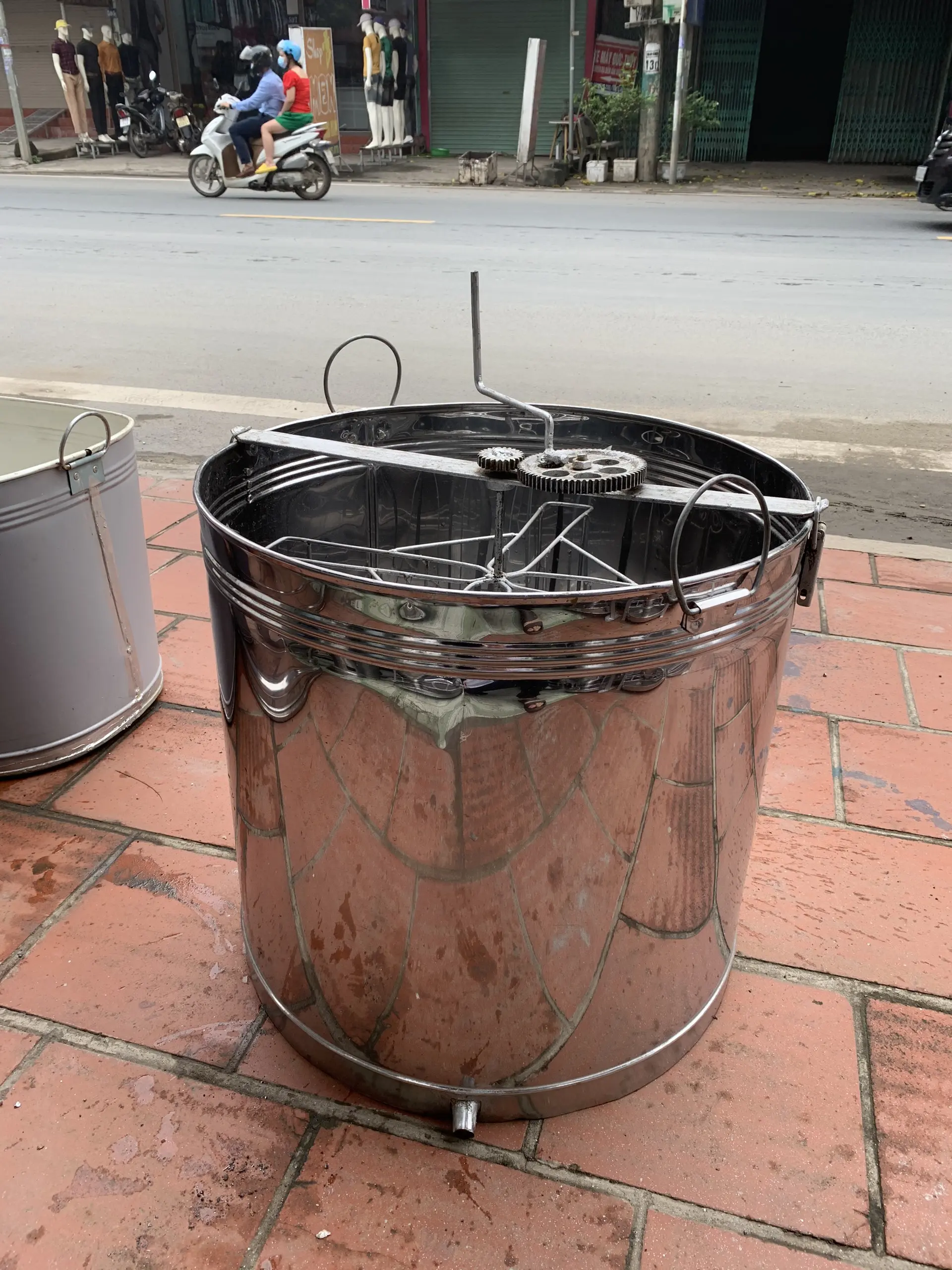 Thùng quay mật 4 cầu vỏ inox tay quay dứng