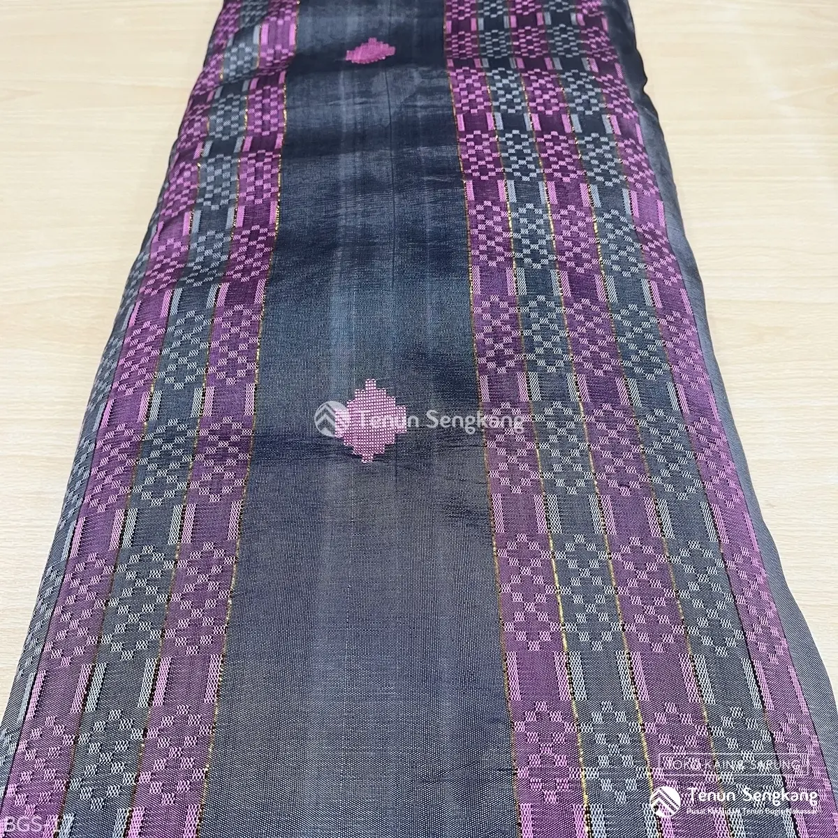Kain Tenun Baltong Kristal Sobbi' Sutra Bugis Makassar Silver Ungu - Tenun Sengkang BGS-17 (Harga Per 0,5 Meter)