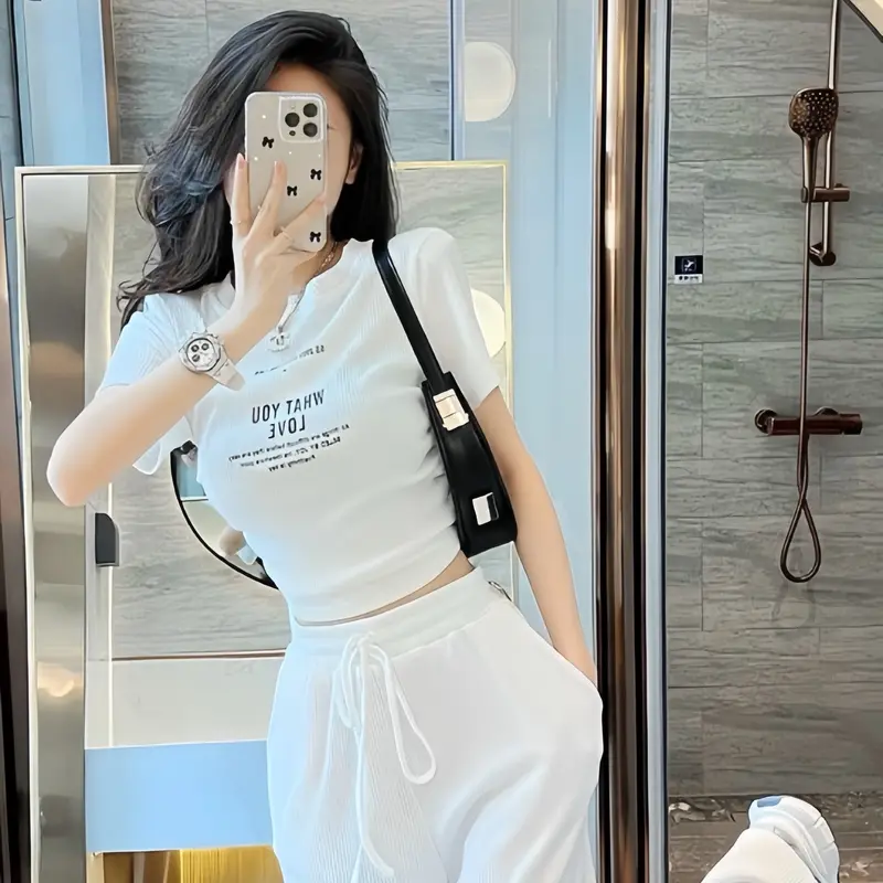 Set đồ nữ áo croptop tay ngắn phối quần dài với tone 2 màu xinh xắn phù hợp cho các nàng đi chơi. Women 4