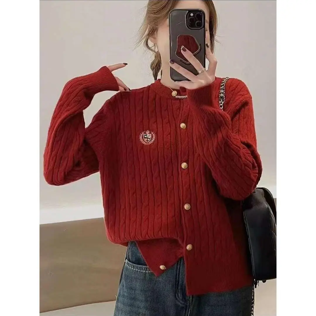 [600 + người trong một tuần] Áo len dài tay EU và Hàn Quốc Áo khoác Cardigan dệt kim khóa vàng xoắn cổ điển dày của phụ nữ