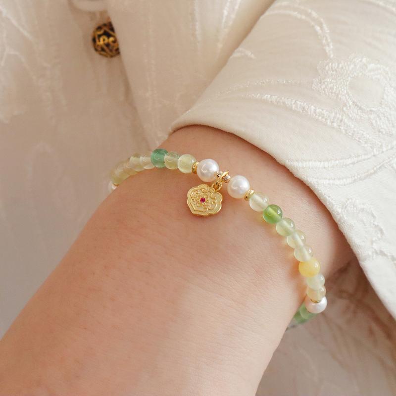 Product Introduction of Natural Grape Purple Chalcedony Crystal Bracelet Artistic Temperament White 4mm Extremely Fine Natural Crystal Bracelet Accessories 6