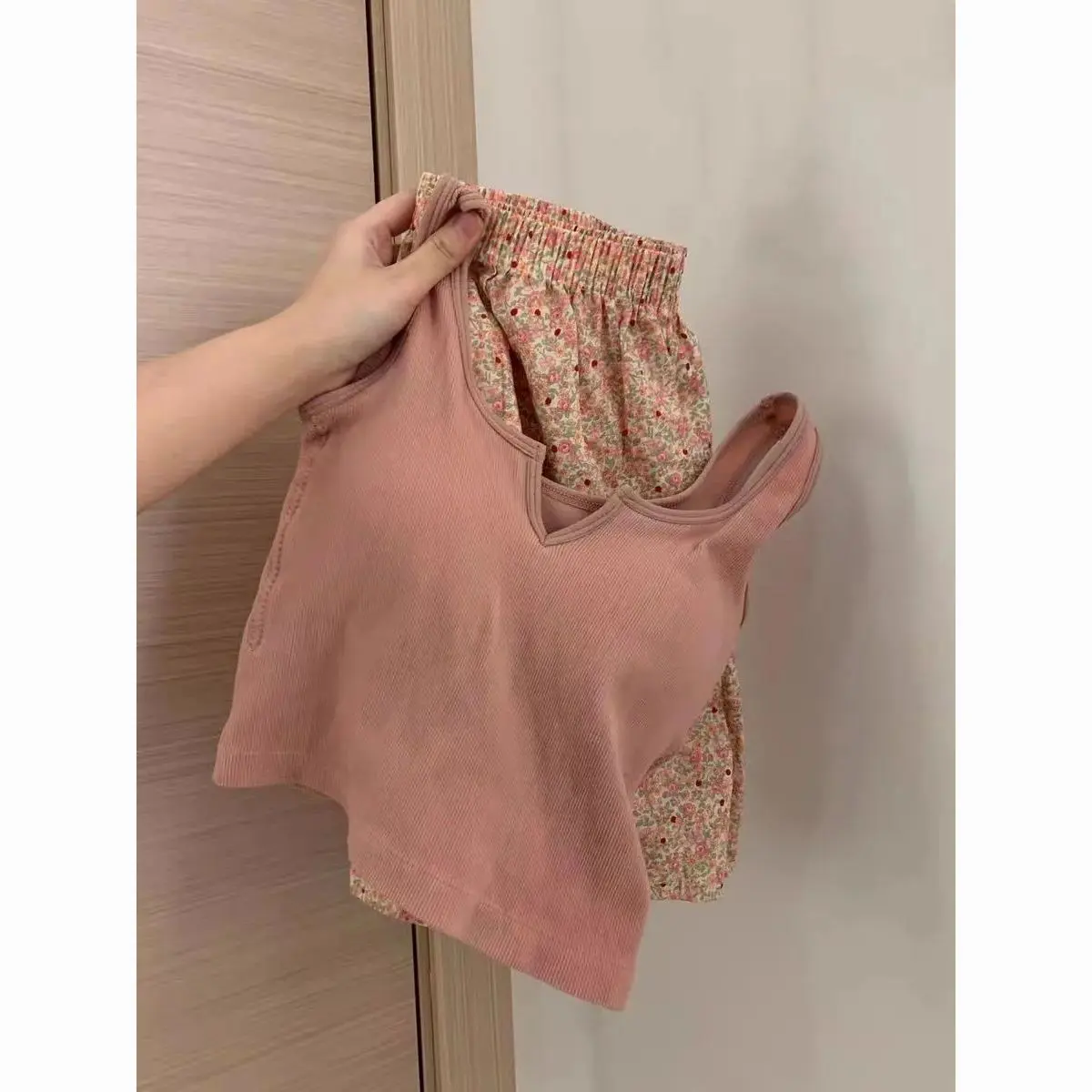 Bộ Đồ Ngủ Hai Dây Thiết Kế Không Đường May Có Đệm Ngực, Mở Cửa, Dành Cho Nữ, Áo Vest Thể Thao Mùa Hè, Quần Đùi Hoa Ngọt Ngào Có Thể Mặc Làm Áo Mặc Bên Ngoài, Bộ Đồ Mặc Nhà, Năm 2025