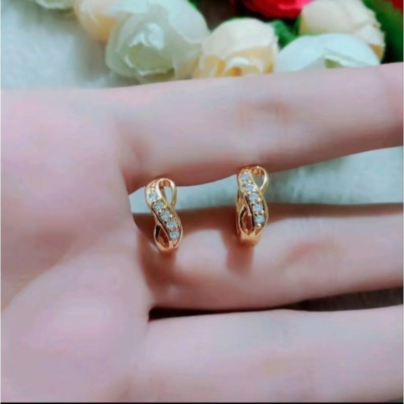 Anting Jepit Titanium Gold Perhiasan Wanita Terbaru Lapis Emas Tahan Lama . 1