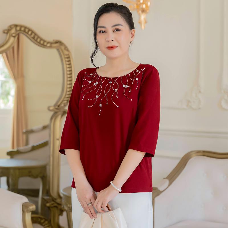 GUMOM - Áo Kiểu Trung Niên U50 U60 Cao Cấp Cổ Tròn Tay Lỡ đính kết thủ công hoa ngọc trai, kim sa và đá cao cấp Sang Trọng Cho Nữ - Women Nhung Kem Xanh Nho Tua Rua Top Voi