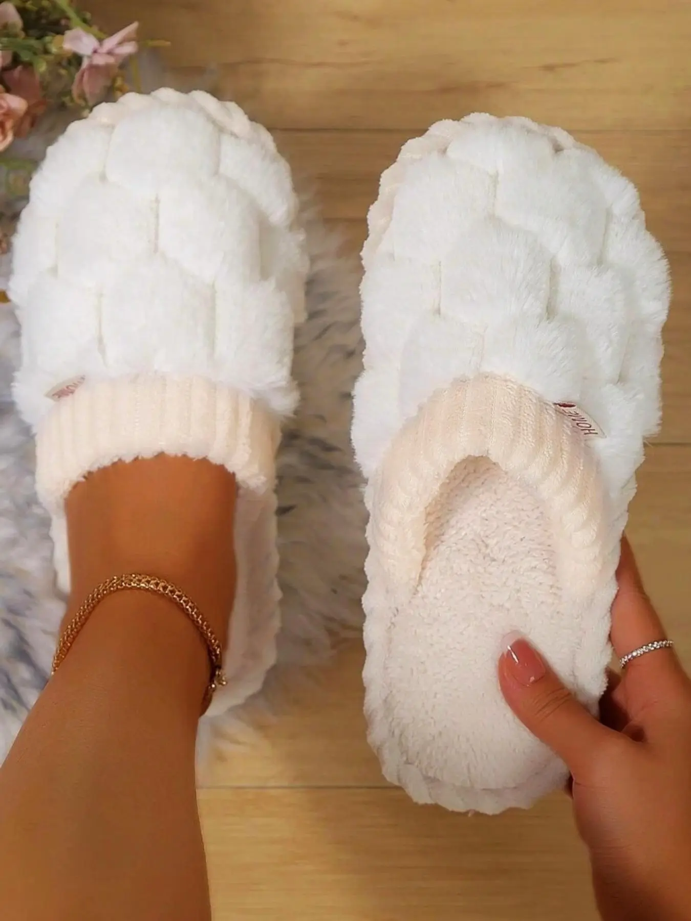 Women's Fashionable Letter Patched Label Design Faux Fur Plush Slippers, Soft Comfortable Slippers, Warm Slippers for Indoor & Outdoor Use for Fall & Winter