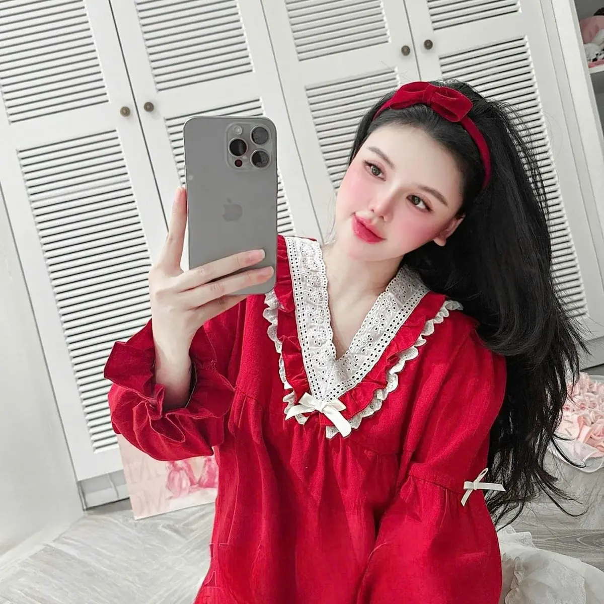 Hạ Vy- Thô cổ V đỏ qccc mã mới  Nữ