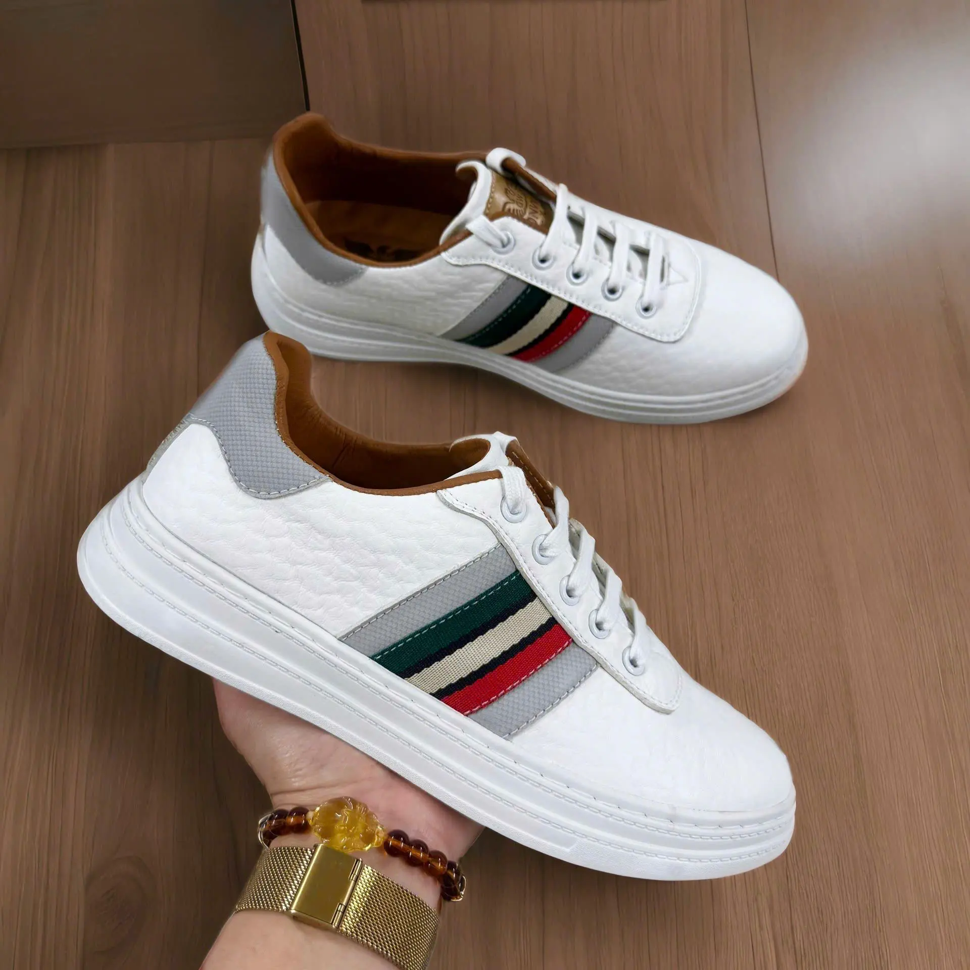 Giày Thể Thao, Giày Sneaker Nam Cao Cấp GA03 trắng kẻ sọc Chất Liệu Da Microfiber, Đế Cau Su Nguyên Khối Cực Kỳ êm chân, thoáng khí, dây thắt nút, Thích Hợp 4 Mùa Cao Su Caro Shoes