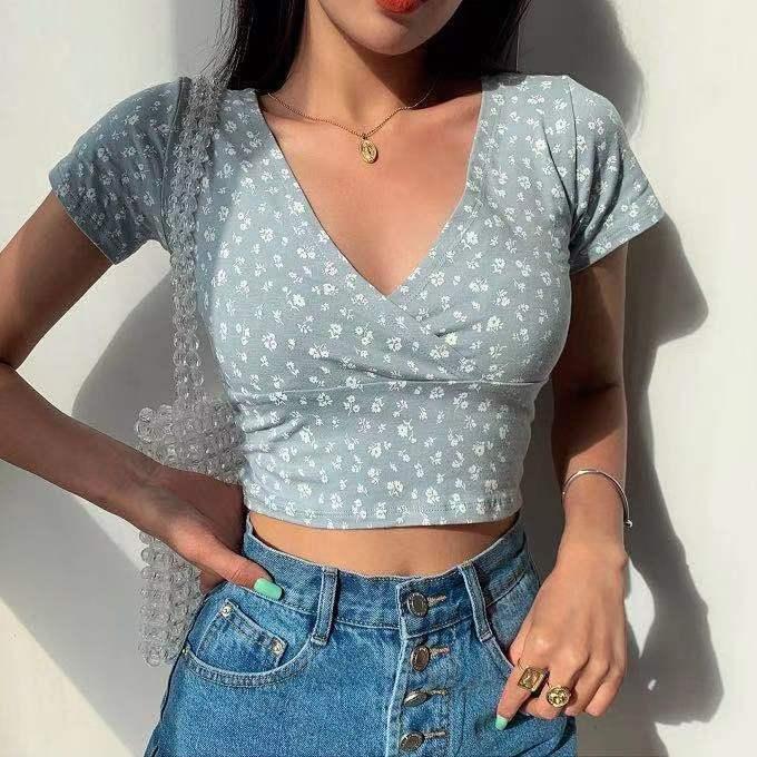 เสื้อครอปสั้น ลายดอกไม้ สำหรับผู้หญิง ทรงสลิมฟิต คอวี แขนสั้ - TikTok ...