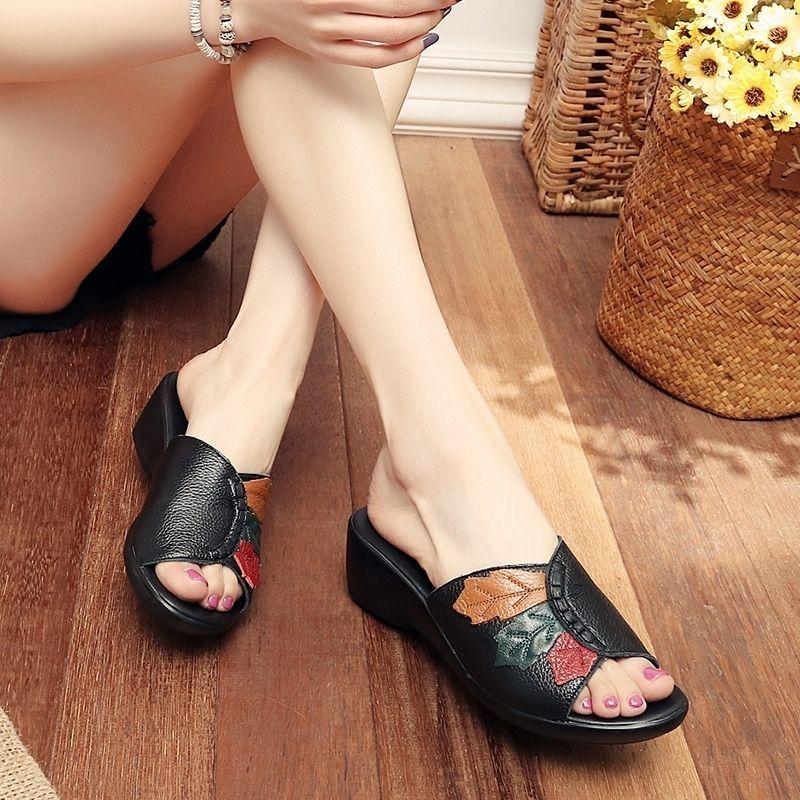  Dép Cho Mẹ Trung Niên Gót Giữa Da Thật Mềm Dép Lê Mùa Hè Dép Đế Xuồng Nữ Thoải Mái Và Không Trơn Trượt Thích Hợp Cho Các Hoạt Động Ngoài Trời Thường Ngày Xu Hướng Năm 2025 3654 Lần 