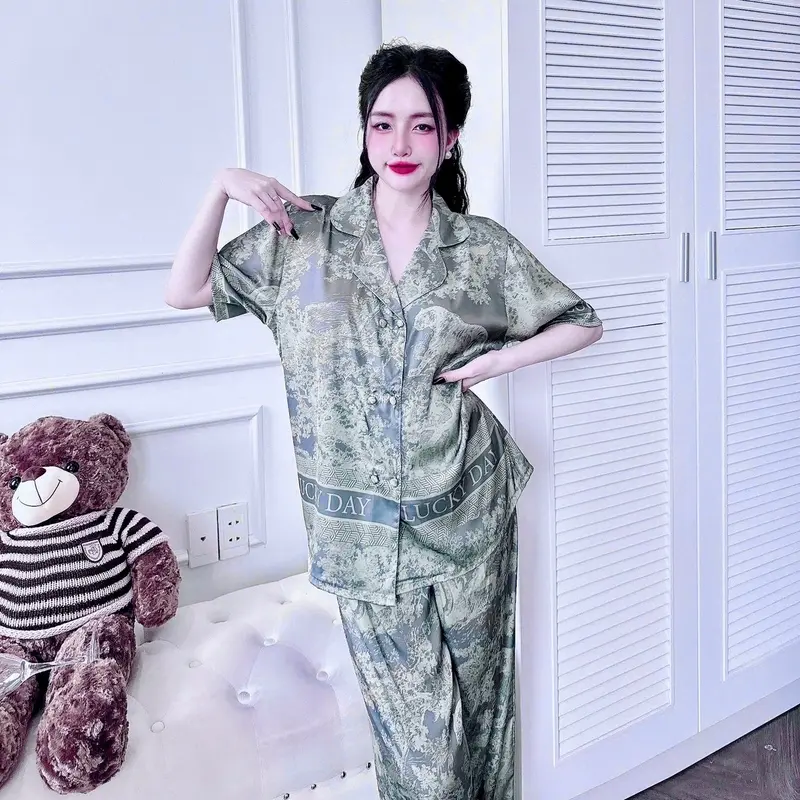 Đồ Bộ Pijama Bigsize, Cổ Vest nút bọc In Rừng Xanh Rêu, FROM RỘNG Chất Liệu Lụa Latin Tơ Tằm Quần Dài 95cm 3