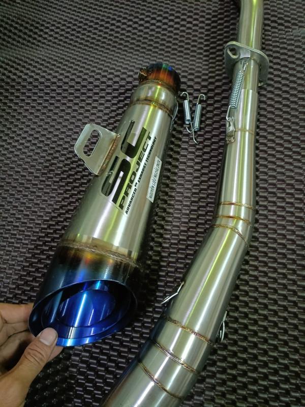 Pô SC titan gắn xe Ex135, Ex150, Winner, Winner X V2 V3, Raider Fi, Satria Fi (kèm cổ 2 khúc inox 304 xịn + pát treo + lò xo)