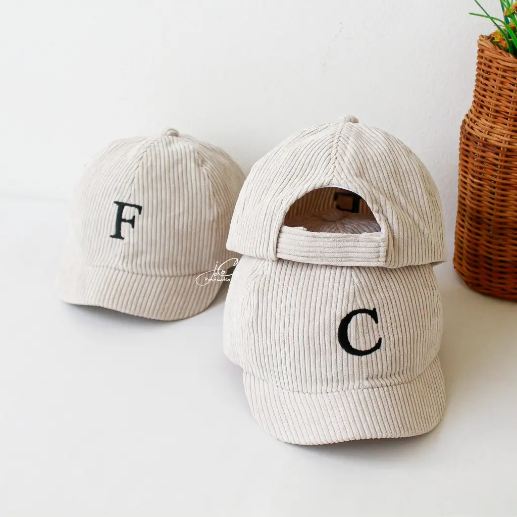 Topi Anak Cewek Cowok Usia 6 Bulan - 3 Tahun INISIAL A-Z Warna Broken white Dan Hitam Bahan Korduroy