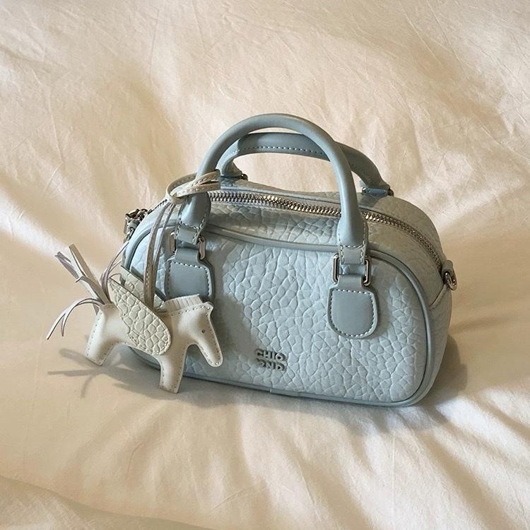 Size 18cm túi xách tay/ đeo chéo kèm charm ngựa da hạt gạo mềm xinh xắn