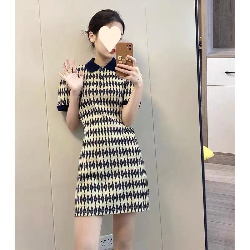 Product Introduction of Váy Kẻ Sọc Hình Thoi Cổ Polo Phong Cách Pháp, Hàng Mới Về, Dành Cho Nữ, Mùa Hè 2024, Thiết Kế Cổ Điển ngắn, Phong Cách Độc Đáo 3