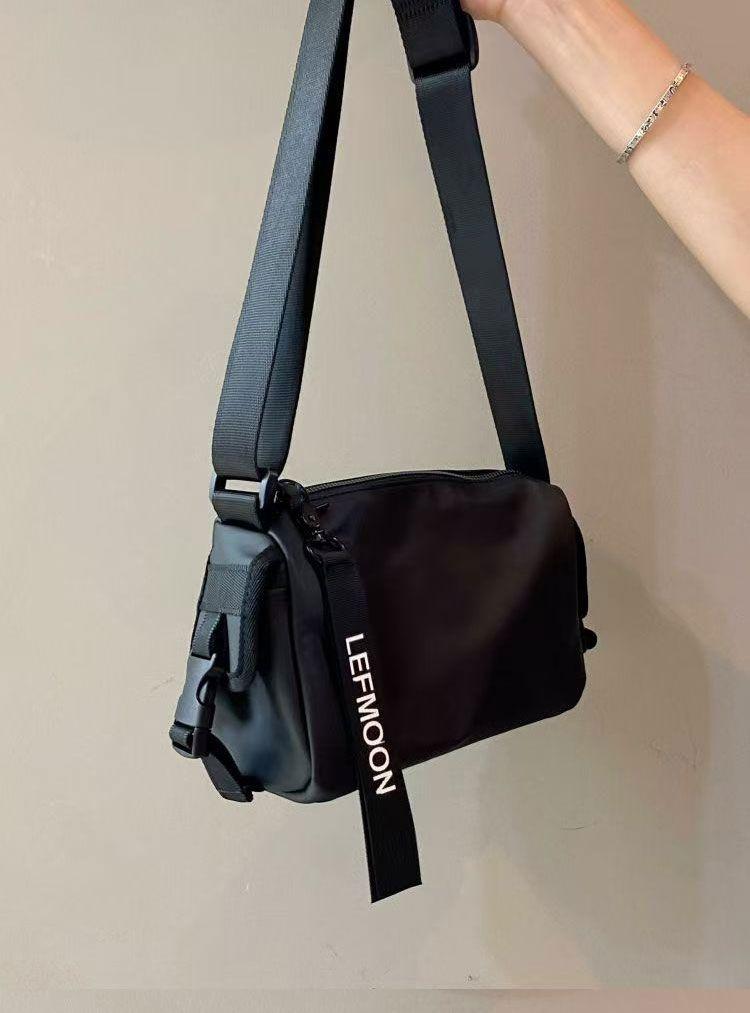 Product Introduction of Beg Utusan, Ketibaan Baru, Kalis Air, Fesyen, Gaya Bahu, Sesuai untuk Lelaki dan Wanita, Serba guna, Bergaya, Reka Bentuk Mudah, Gaya Ins Bags Selempang 4