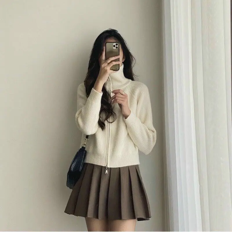 Váy tennis chân váy dáng ngắn ly to hottrend nữ tính. .   Có quần bảo hộ bên trong cùng chân váy .    * Lưu ý: Chỗ khoá kéo của váy sẽ tách rời dể dễ kéo không phải bị rách váy nha .                                   Chiều dài chân váy~34cm