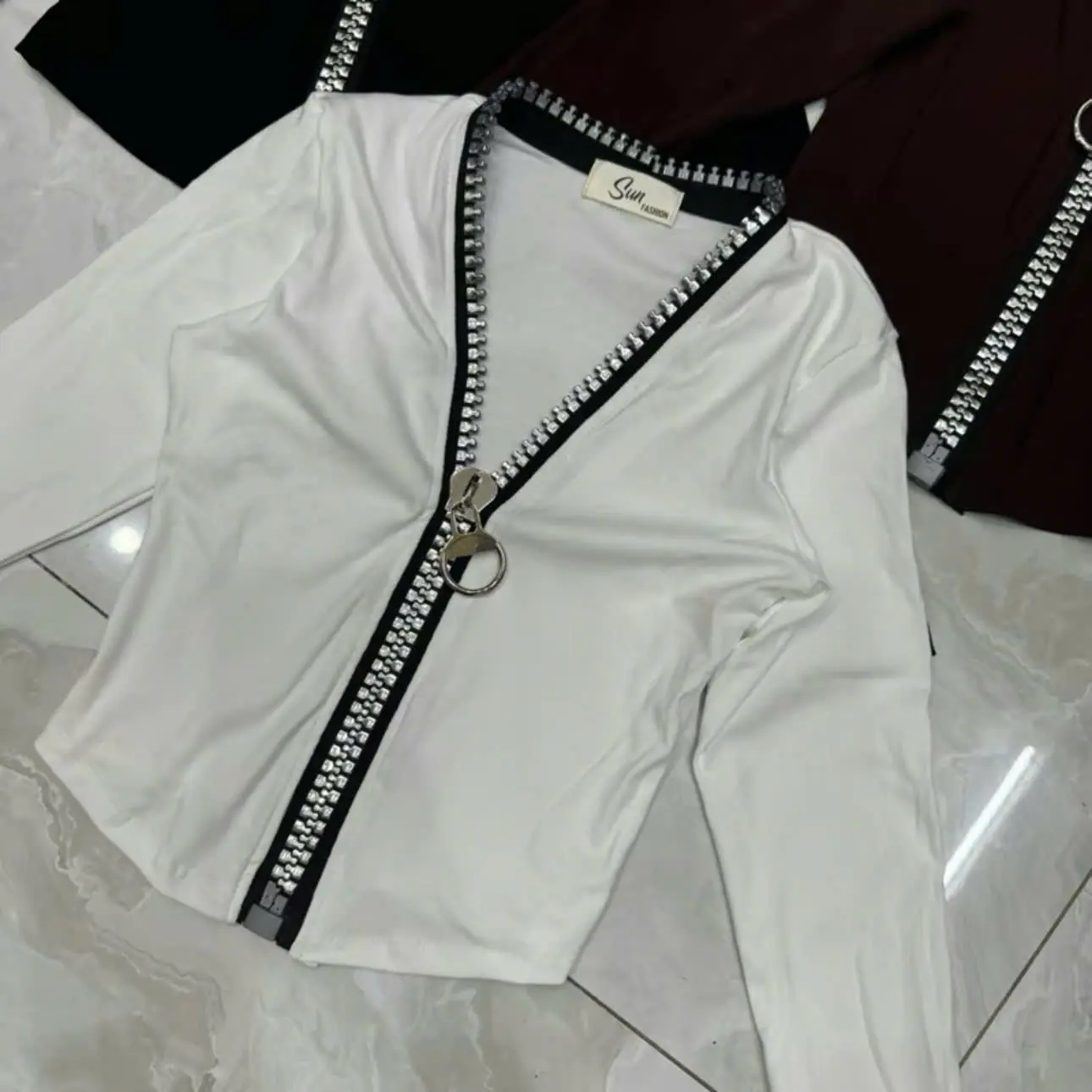 ÁO THUN TAY DÀI PHỐI DÂY KÉO SIÊU TO, áo kiểu nữ phong cách, dây kéo làm điểm nhấn siêu cá tính Top Women | BigBuy360 - bigbuy360.vn