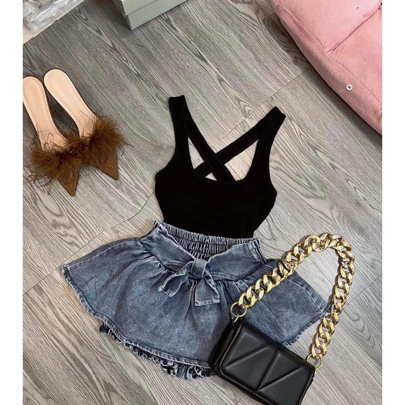 Set áo dây đan chéo sau lưng kèm chân váy jean bí đính nơ kèm quần