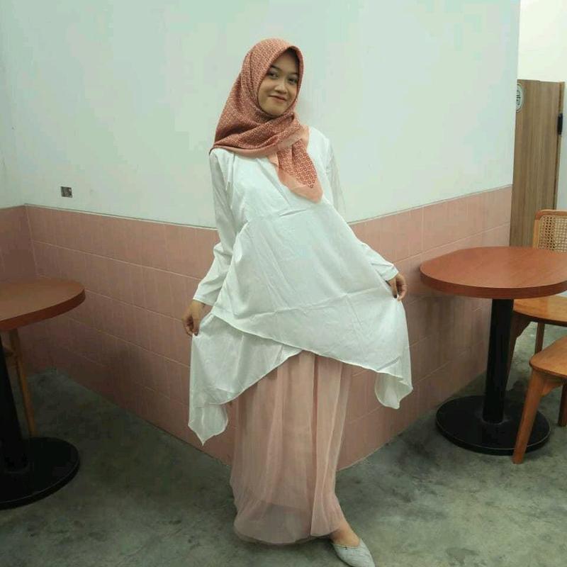 BriteMind - Tunik Putih Urai / Sayap Belah Polos 2