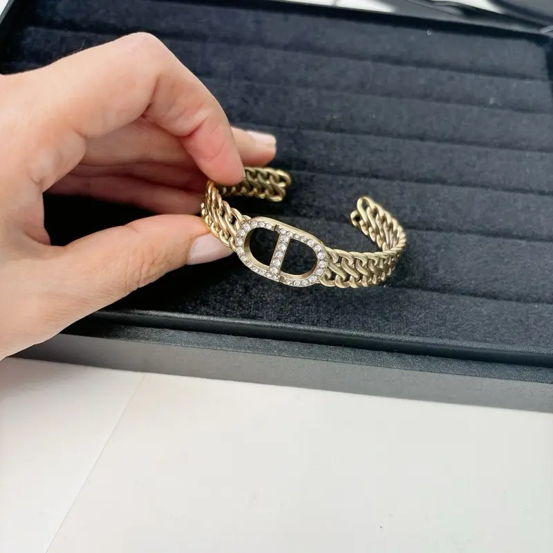 Vòng tay, kiềng tay mặt chữ CD đính đá sang chảnh chất liệu hợp kim cao cấp xi vàng 3 lớp không han gỉ