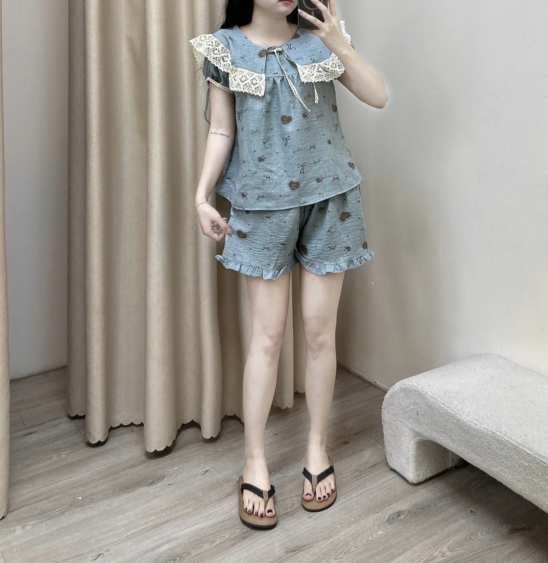 Bộ đồ ngủ mặc nhà Hh của nữ áo cộc tay bồng cổ Hải quan thuỷ thủ vuông phối viền Ren bản to xung quanh cổ áo chính giữa có dây ren nơ dáng áo xoè nhẹ quần cộc rộng hoạ Tiết nơ tim in chìm chất liệu đũi hàn mềm êm thấm hút mồ hôi