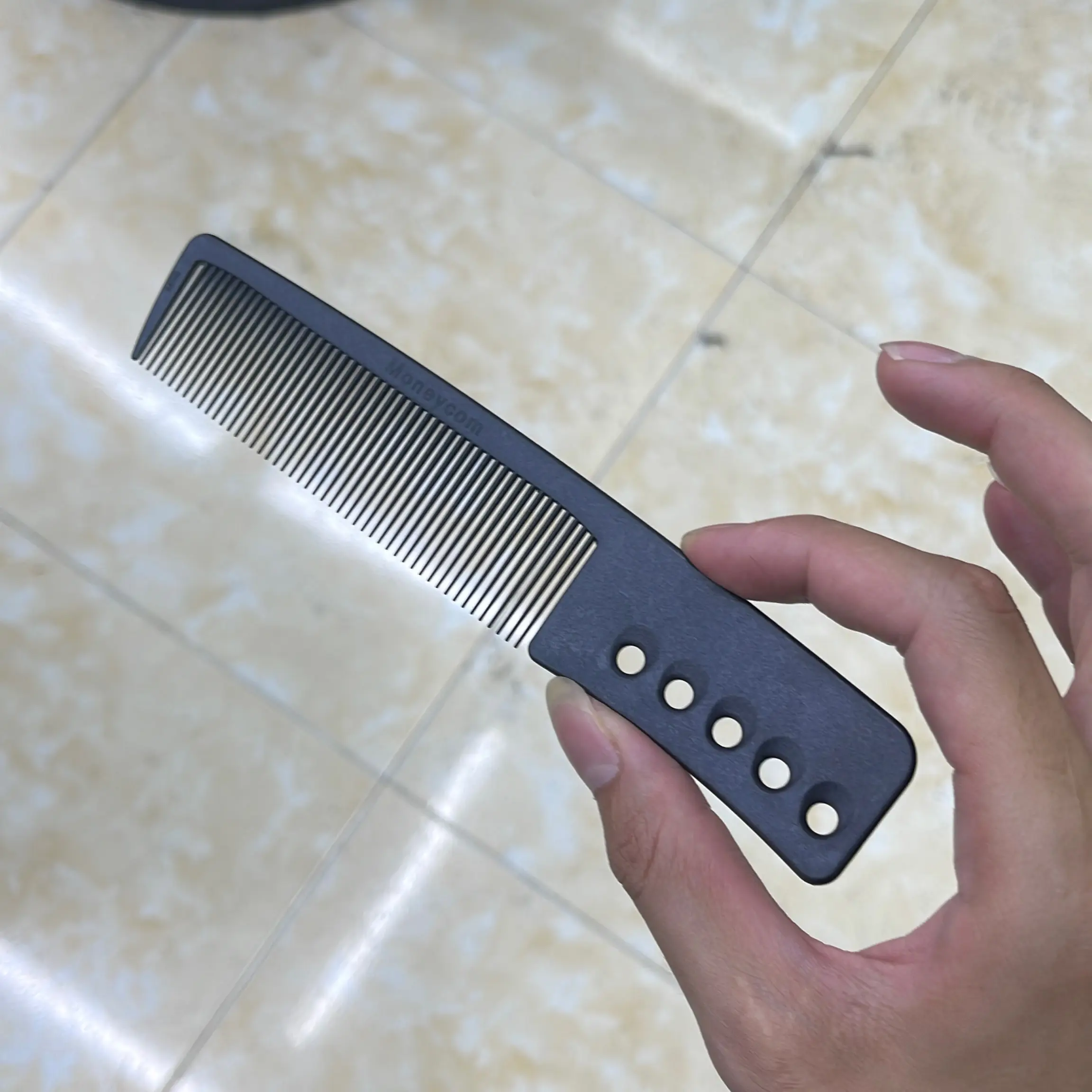 Lược moneycom bản vuông dài 18,5cm rộng 3,5cm