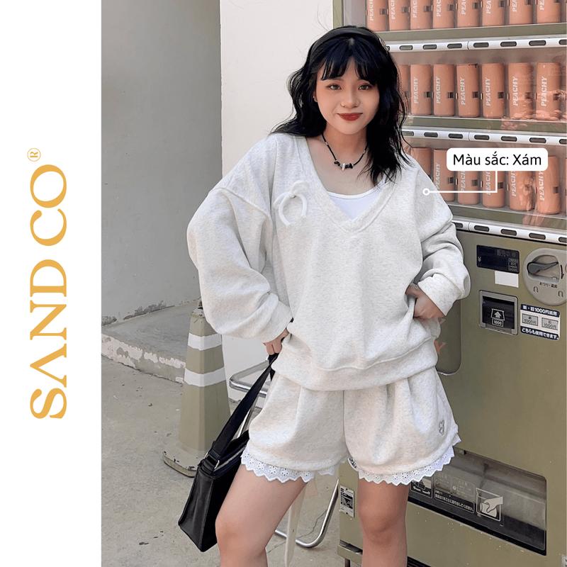[TẶNG GHIM NƠ] SAND Áo Sweater nữ tay dài cổ chữ V nỉ hàn hai da thêu logo nổi kèm ghim nơ ribbon - SAND V SWEATER Ver 2 Women Top