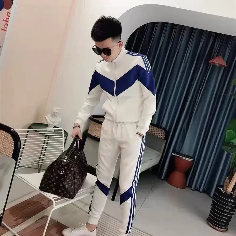 Bộ thu đông phối chéo được làm từ chất vải poly 2 da bề mặt vải mịn , có độ co giãn nhẹ . Có thể giặt tay giặt máy thoải mái không sợ bông xù . Đủ size từ 48-82 0
