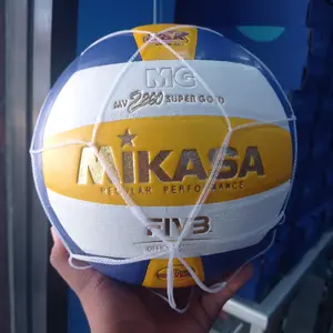 Mikasa BOLA MIKASA ORIGINAL MV2200 SUPERGOLD Nyaman dengan Desain MG MV2200 SUPERGOLD dan Performa Reguler Sertifikasi FIVB untuk Aktivitas Voli Putih Kuning Biru