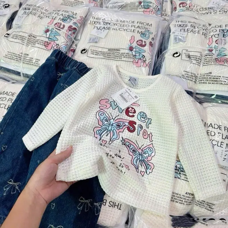 B033-Bộ quần jeans xuông phối áo thun dài tay cho bé gái - Heo 2