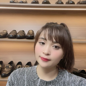 Thanh Hằng giày da