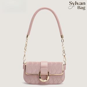 กระเป๋าทรงสี่เหลี่ยมเล็ก โซ่เรียบง่ายและสง่างาม คุณภาพสูง ใหม่ในปี 2568 กระเป๋าสะพายไหล่เดียวและสะพายข้าง ทันสมัย อเนกประสงค์ กระเป๋าใต้วงแขนผู้หญิง shoulder  bag