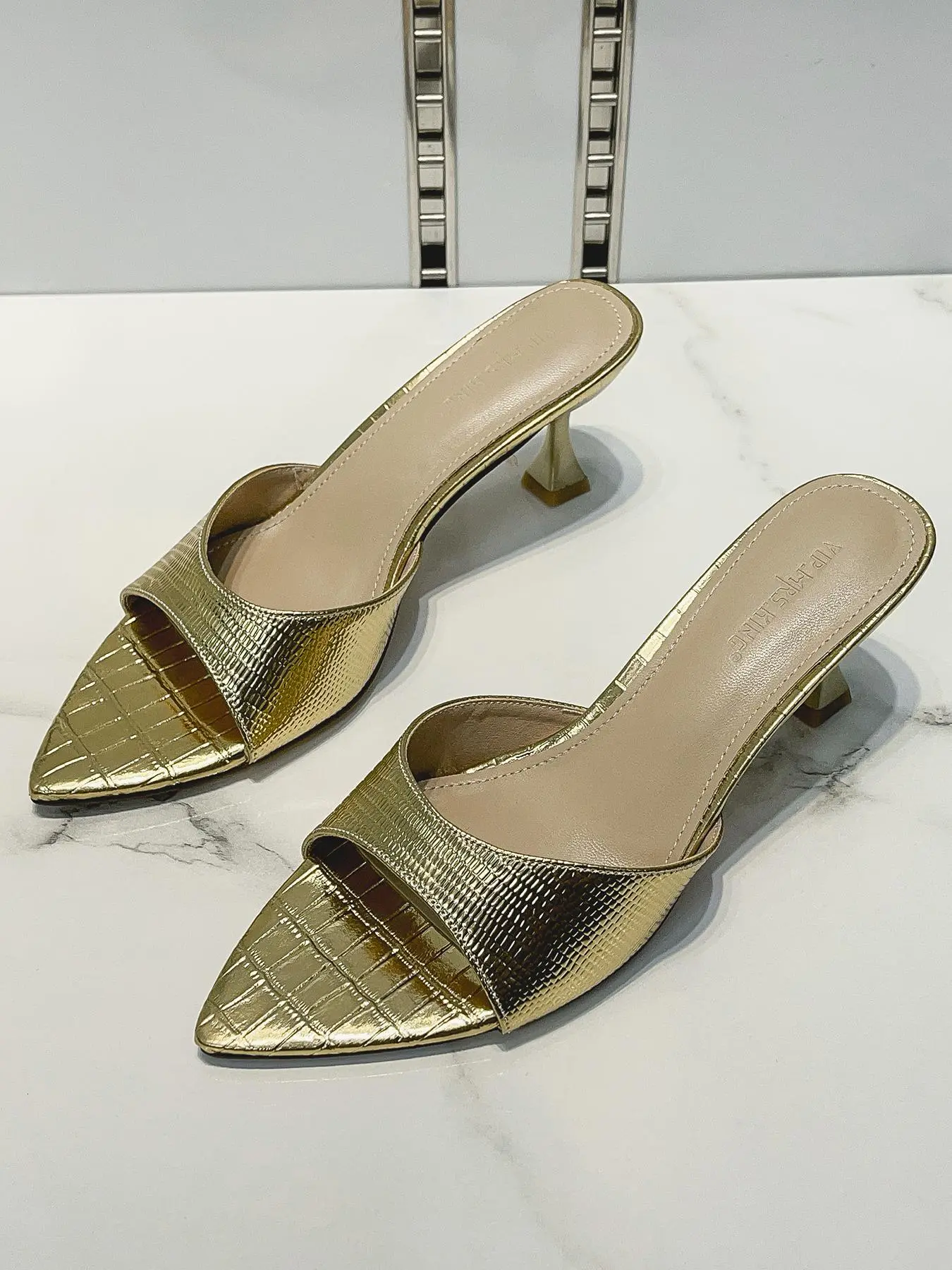 Women's Fashionable Crocodile Embossed Pointed Toe Sandals, Elegant Slip on Sandals for Summer, Breathable Comfortable Shoes for Daily Wear