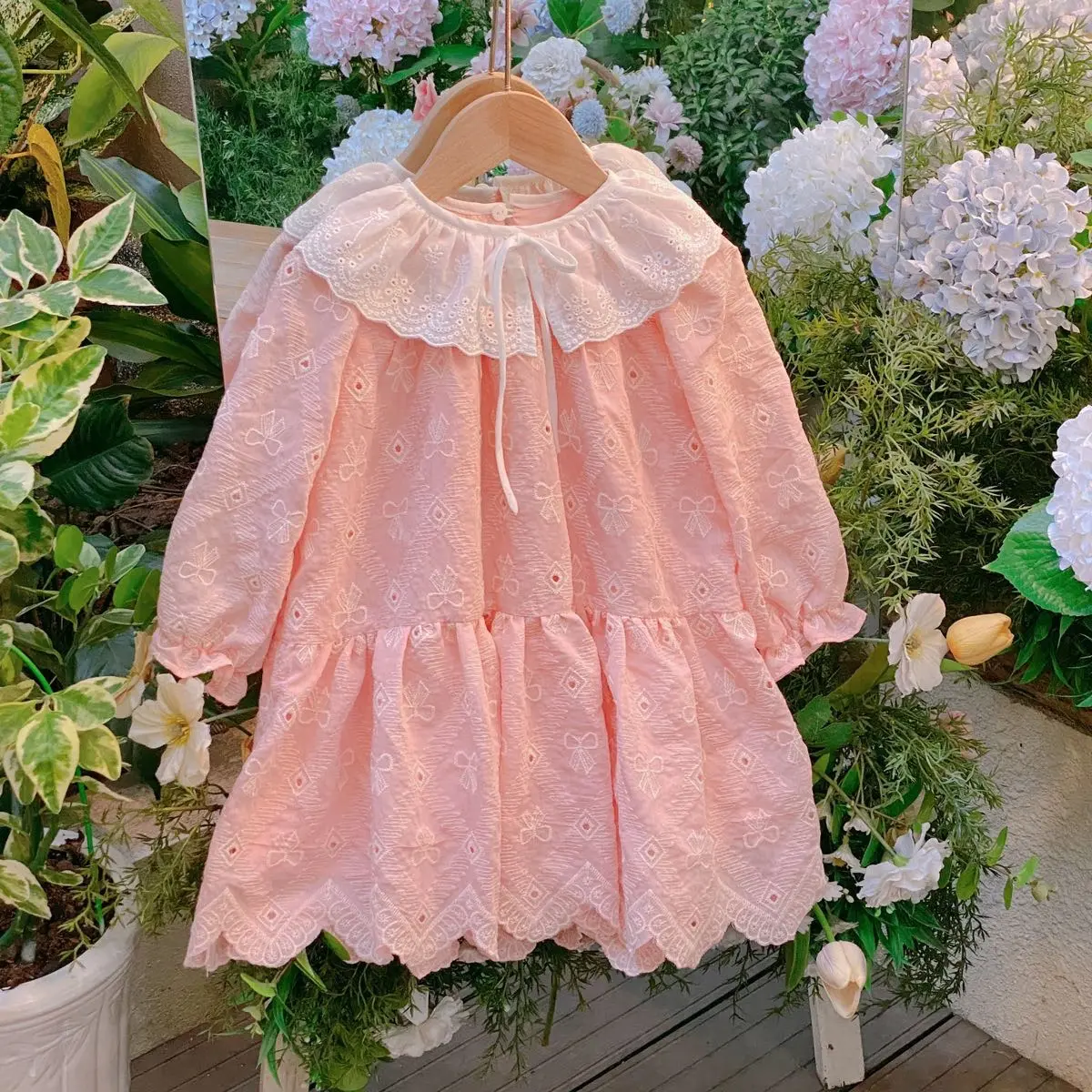 Tinnie Dress - Váy ren nơ hồng bổ bèo trắng  TK vaybe áo cách