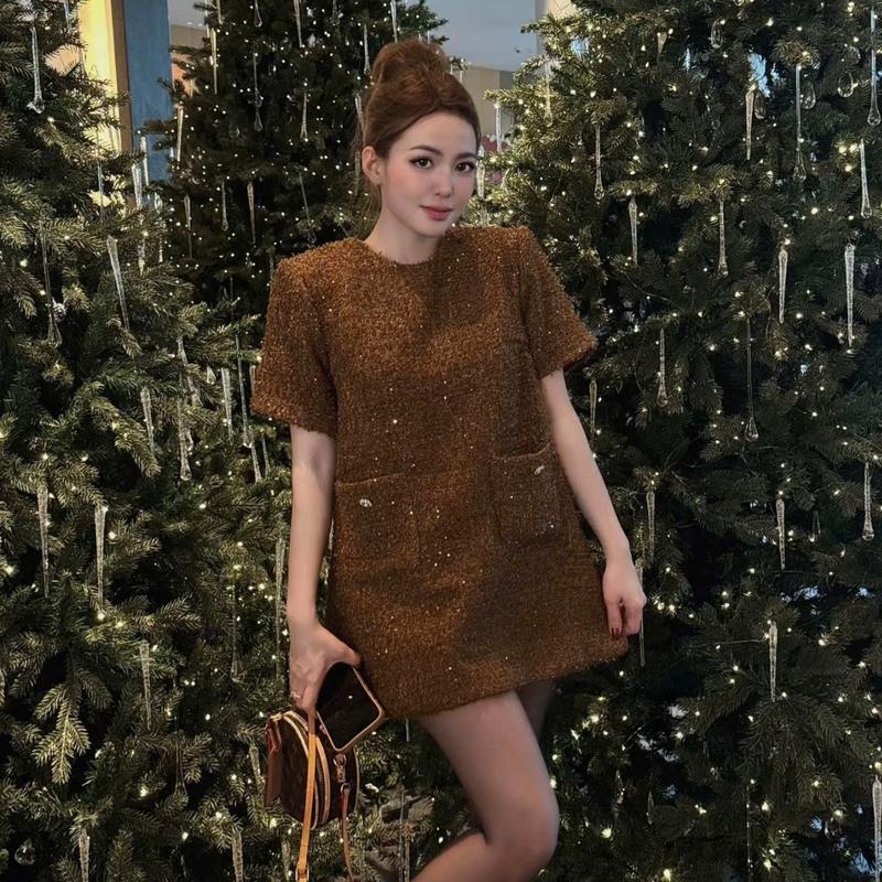 Váy babydoll dạ dáng ngắn cộc tay suông cổ tròn kim sa đính khuy bạc siêu xinh. Thiết kế sang chảnh, độn 2 cầu vai. Thời trang nữ cao cấp L.T.L Women Dress dạ pha nhung Voan Màu Nâu