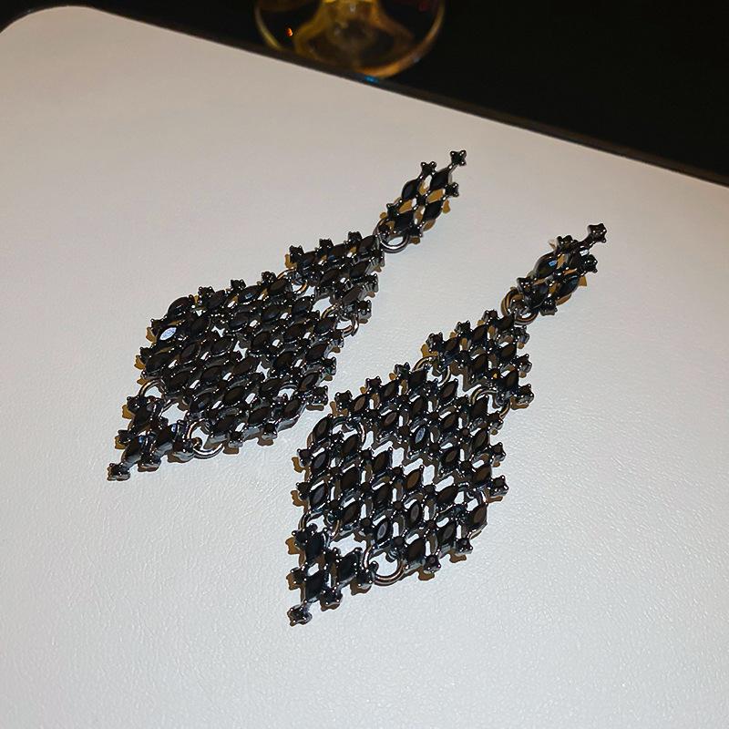 Product Introduction of Silver Needle Dark Style Diamond-Embedded Rhombus Earrings European and American Niche High-Profile Earrings Personalized Temperament Earrings Light Luxury High Sense 5