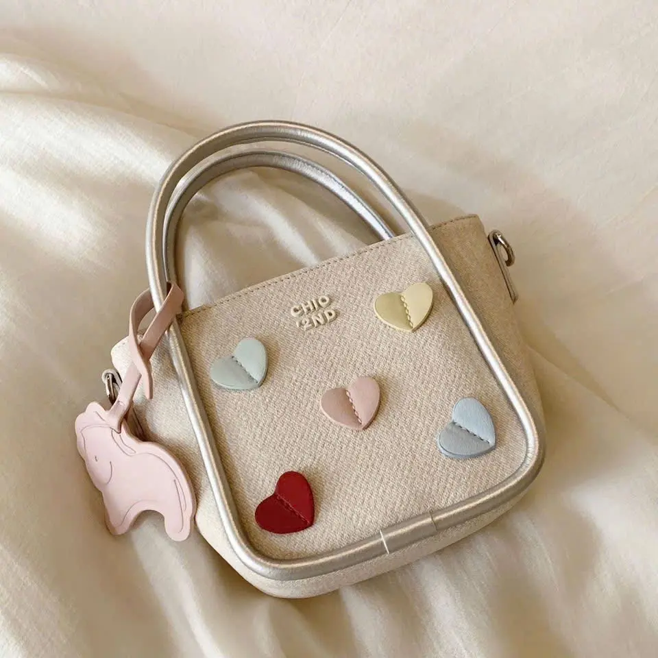 M8 túi tim to kèm charm ngựa hồng