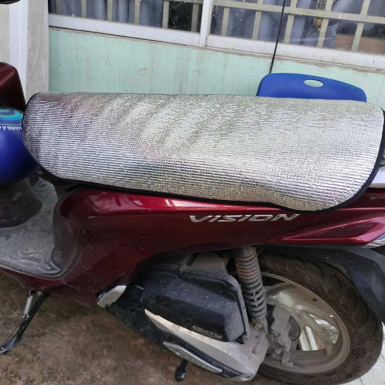 Che yên xe máy kích thước vừa vặn với tất cả yên xe tay ga, xe số, có dây thun co dãn ràng cố định, 1 mặt bạc (37x77cm)