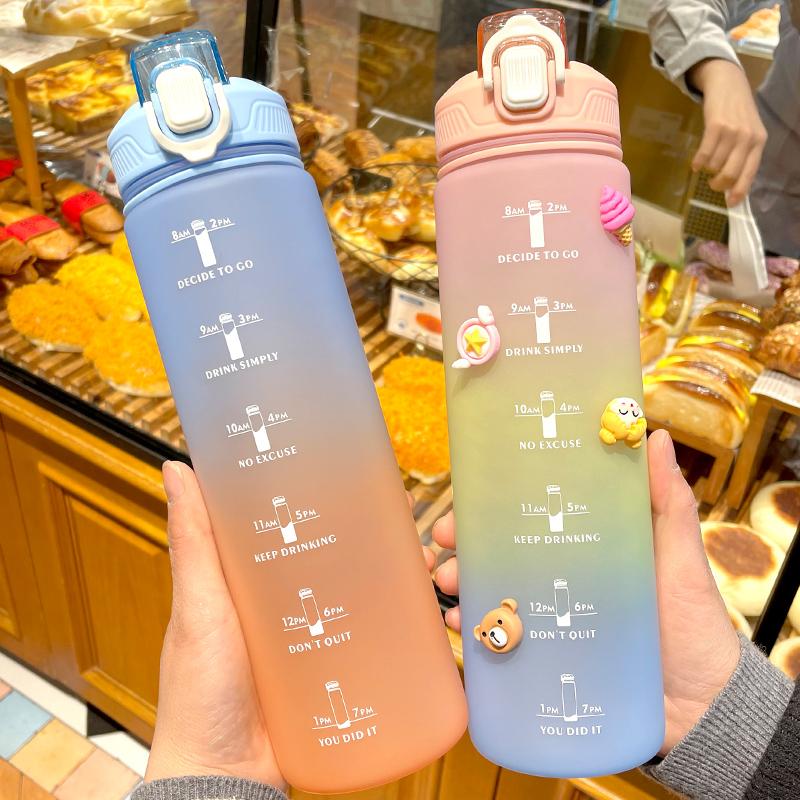 bình nước cho bé trai bình nước cho bé gái Bình nước không gian kiểu mới dung tích lớn thể thao đẹp mắt có quai xách và chia vạch ống hút cho học sinh trẻ em uống trực tiếp chuyển màu