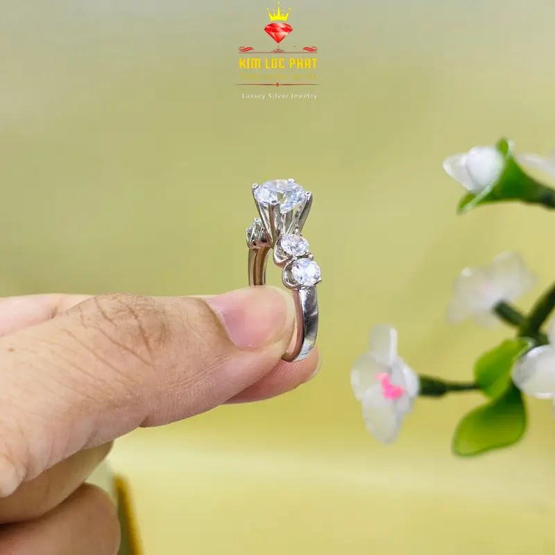 Nhẫn Bạc Nữ Kiểu 5 Hột Chủ 7li5, Tấm 4li Bạc Xi Bạch Kim, Xi Zàng Trắng, Đá CZ Thụy Sỹ và Moissanite Chủ 7li5 dành cho Phụ Nữ rất Thanh Lịch và Đeo Hàng Ngày Luôn Sáng Đẹp 3