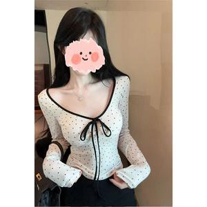 เสื้อยืดแขนยาวพิมพ์ลายจุด ผูกเชือก สีเบจ สำหรับผู้หญิง ฤดูใบไม้ร่วง น่ารักและเซ็กซี่ สไตล์สาวฮอต เสื้อฐานเซ็กซี่และอเนกประสงค์