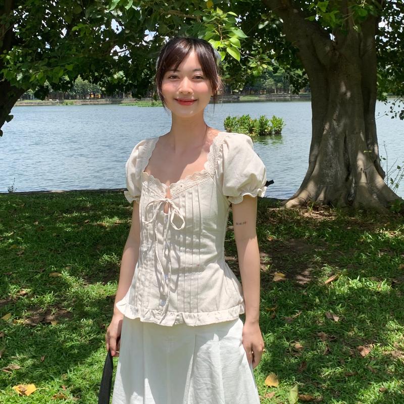 Áo sơ mi tay ngắn phồng viền ren xếp li trễ vai phong cách sexy quyền rũ thiết kế Kimee MA296