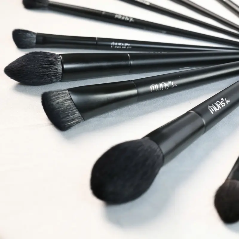 [Bộ cọ MUA Lux]Bộ cọ MUAs Lux 16 cây và 15 cây thân gỗ đen chất lông mền mịn sang chảnh kèm hộp và mút 2