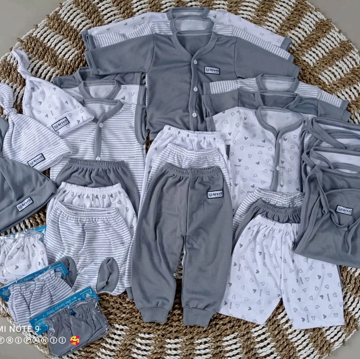 Paket perlengkapan bayi baru lahir seri Abu