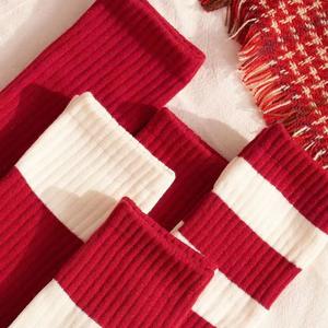 ถุงเท้าสีแดง ถุงเท้าปานกลาง ถุงเท้าผ้าฝ้ายสีแดง สไตล์ใหม่ สำหรับเด็ก เหมาะสำหรับปีใหม่