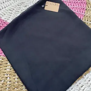 Napocut polos ukuran 115cm X 115cm warna hitam
